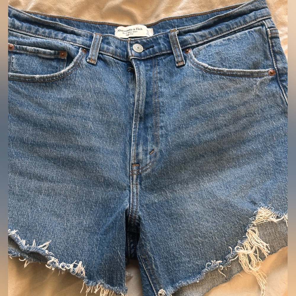 Abercrombie The Mom Short 4” - 10/30 - Denim cutoff shorts
